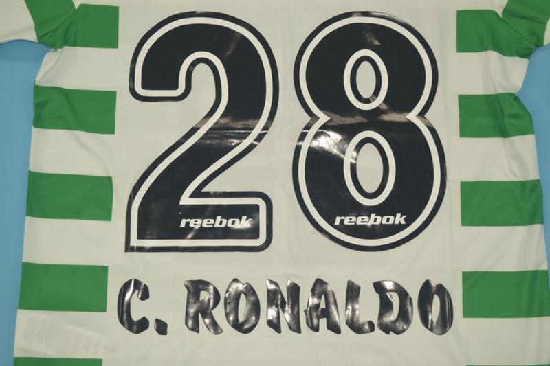 Camisa Retrô Sporting Lisboa Home UCL Versão 02/03 "Ronaldo" Nº 28