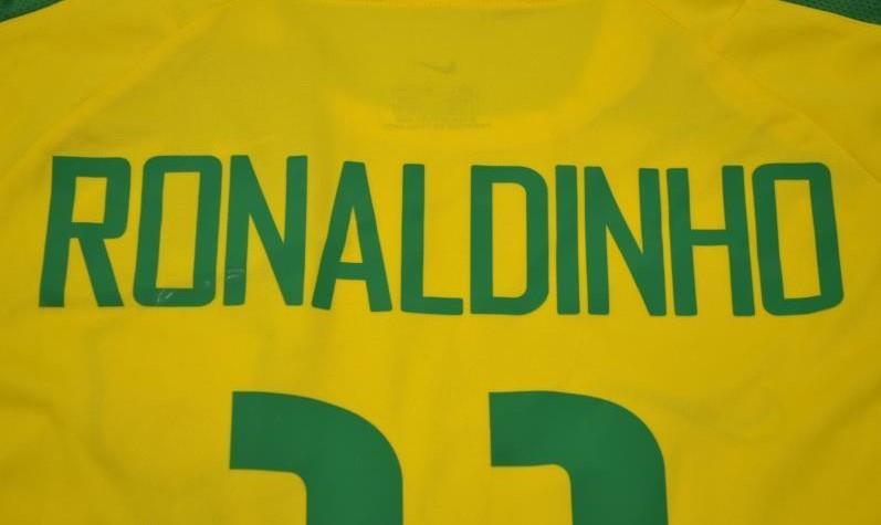 Camisa Retrô Brasil Home Copa do Mundo Versão 2002 "Ronaldinho" N°.11
