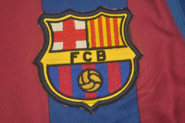 Camisa Retrô Barcelona Home La Liga Versão 05/06 "Ronaldinho" Nº 10